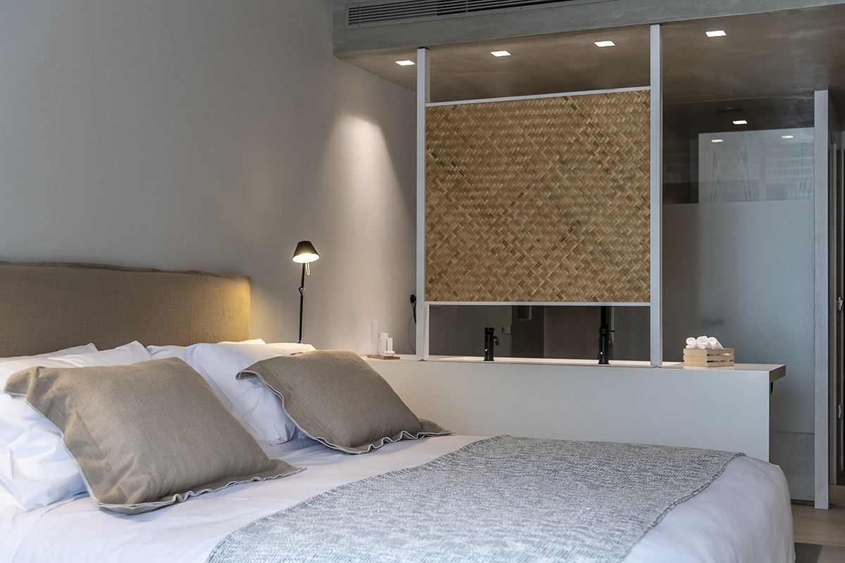 rooms-junior-suite-ground-floor-sharing-pool-swim-up-with-terrace