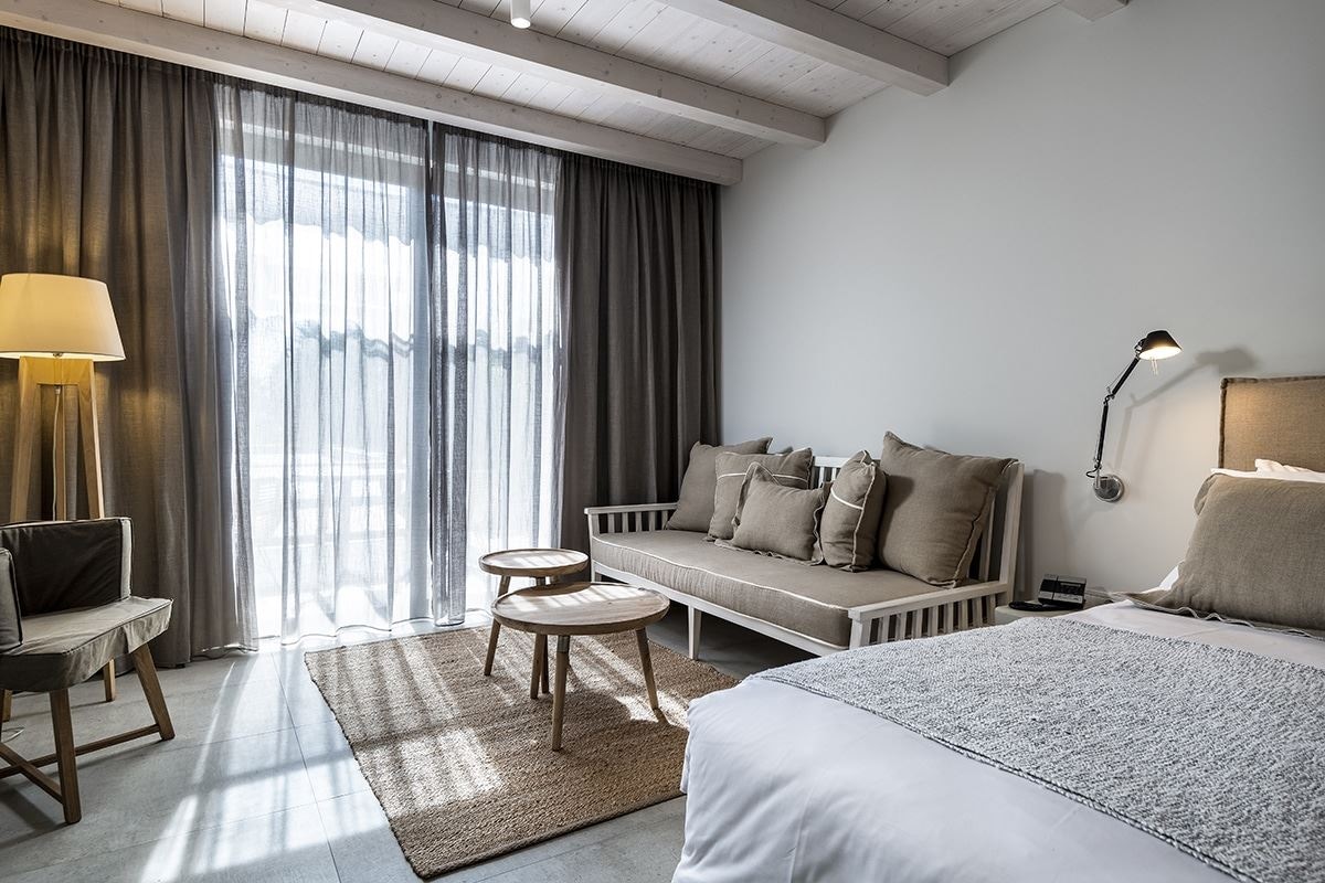 rooms-junior-suite-ground-floor-sharing-pool-swim-up-with-terrace