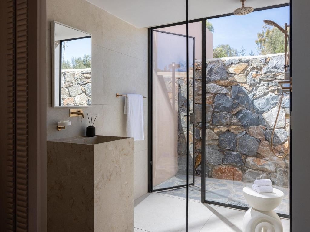 rooms-deluxe-bungalow-side-sea-view