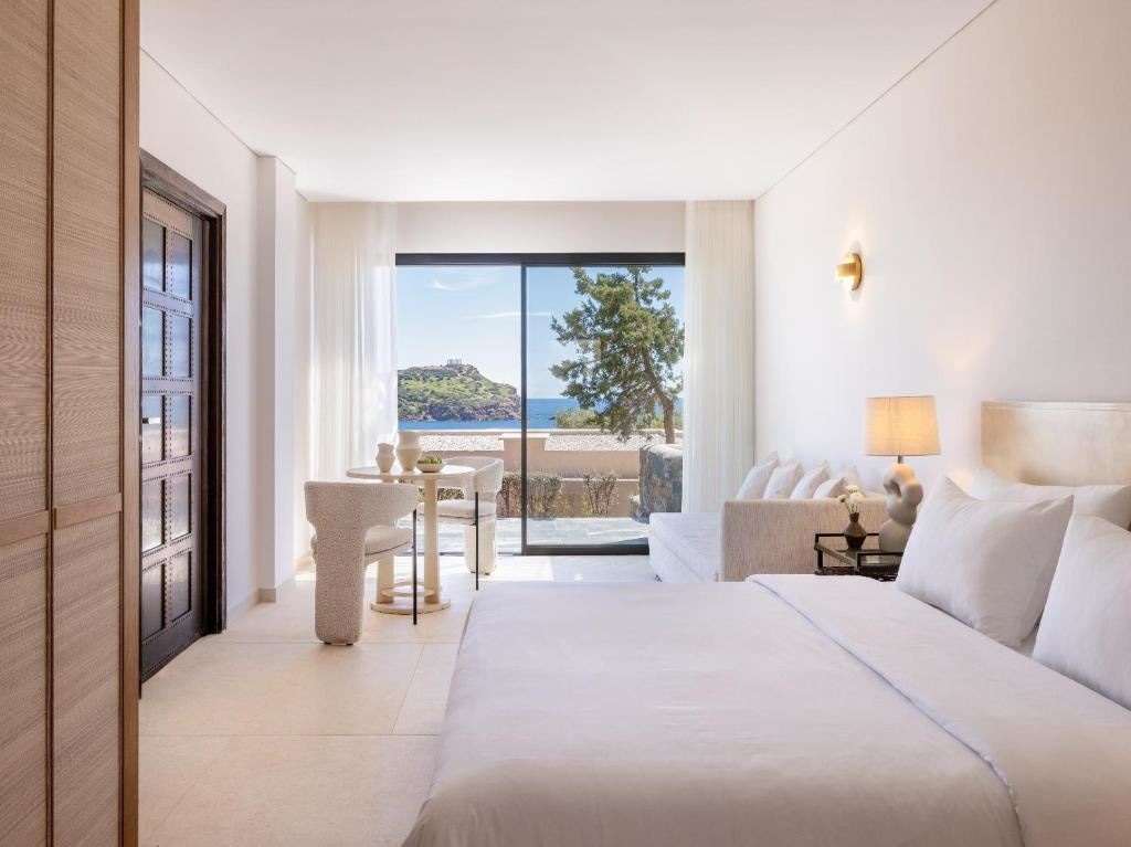 rooms-deluxe-family-room-side-sea-view