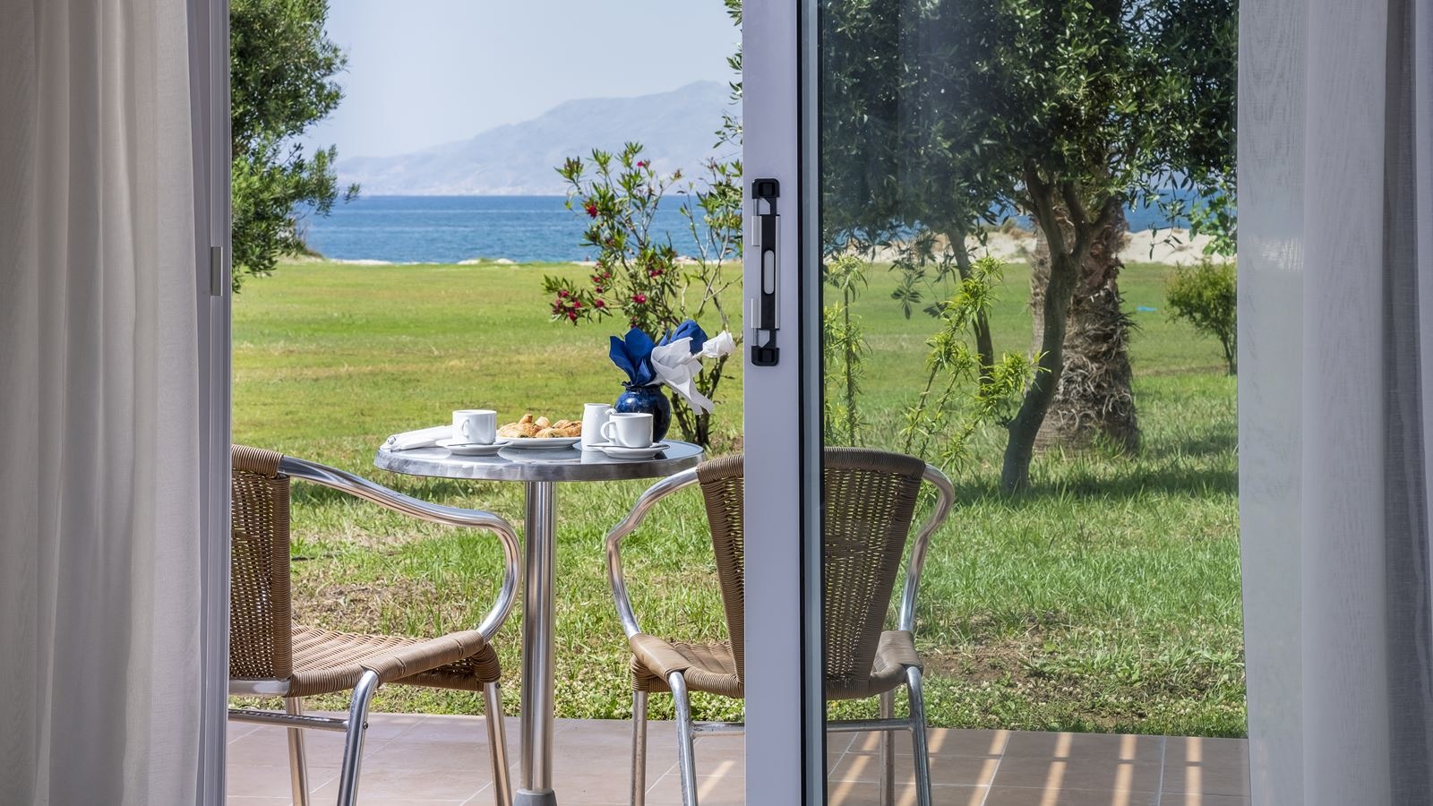 rooms-double-superior-side-sea-view-room