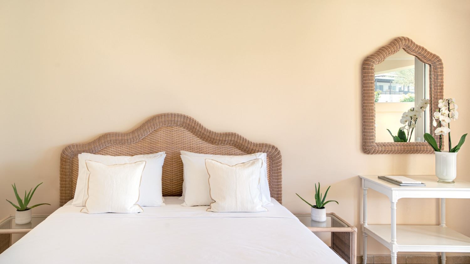 rooms-bungalow-pool-view