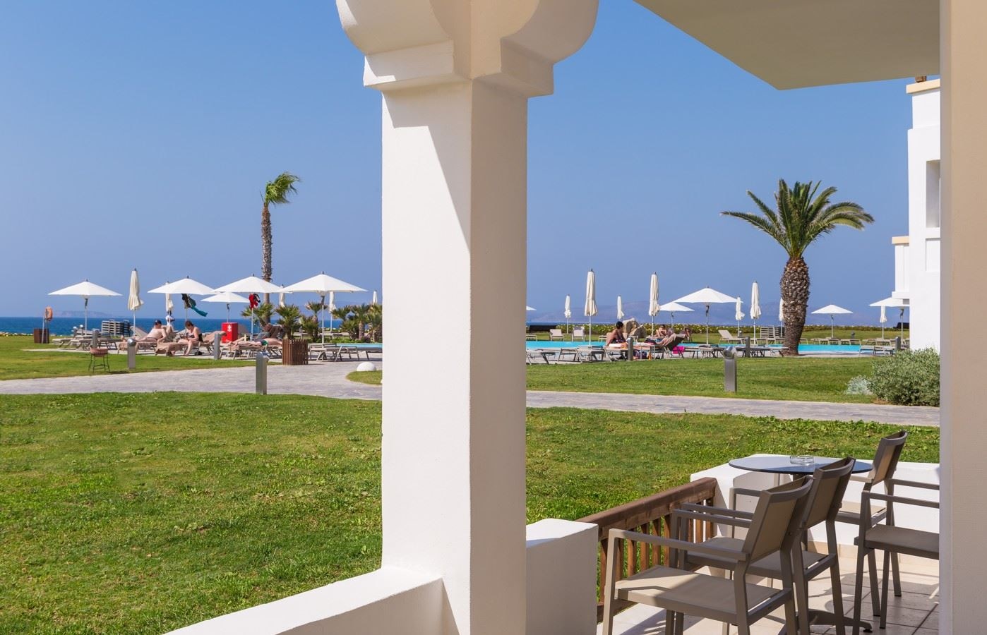 rooms-superior-apartment-1-bedroom-1st-row-seafront-balcony-or-terrace