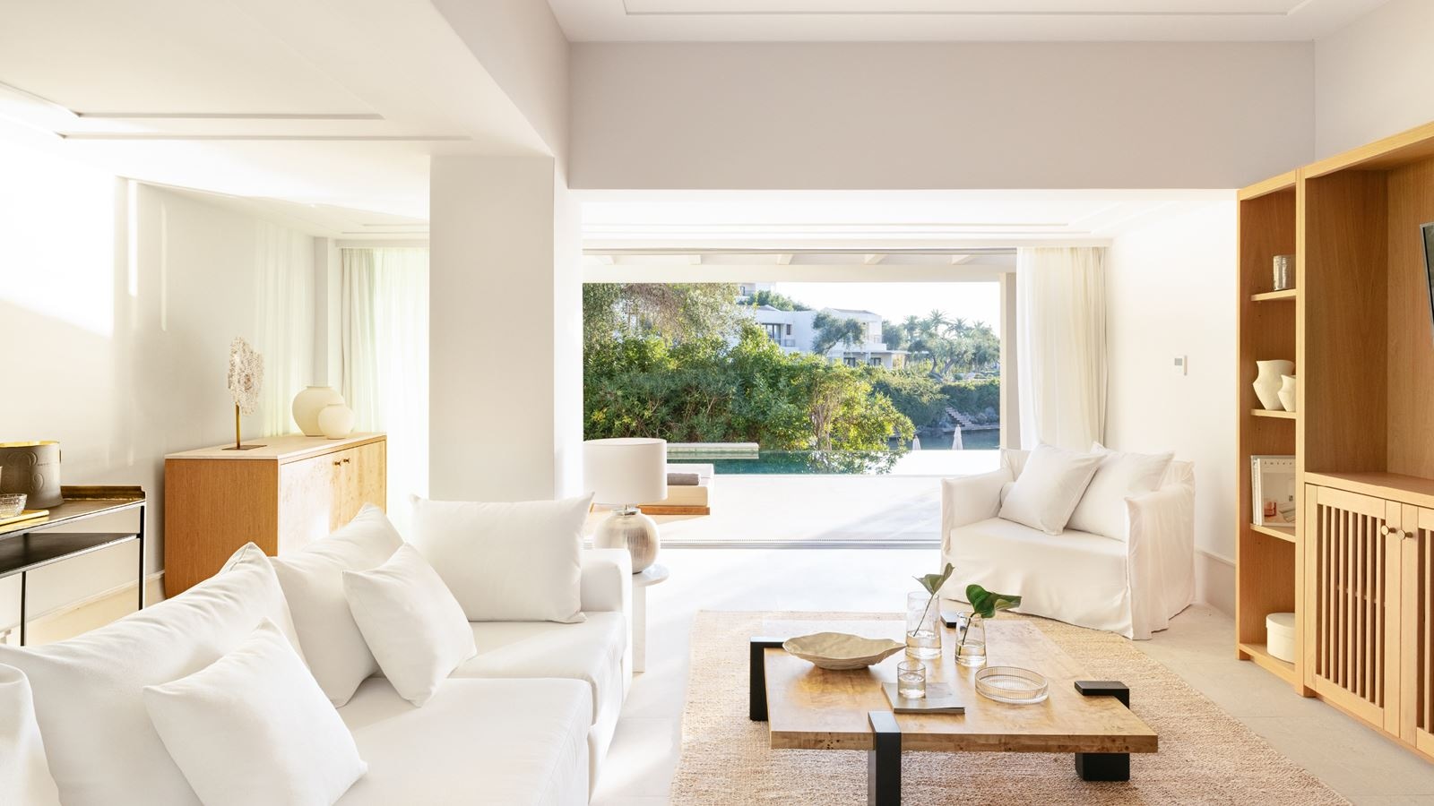 rooms-6bedroom-beachfront-villa-private-pools