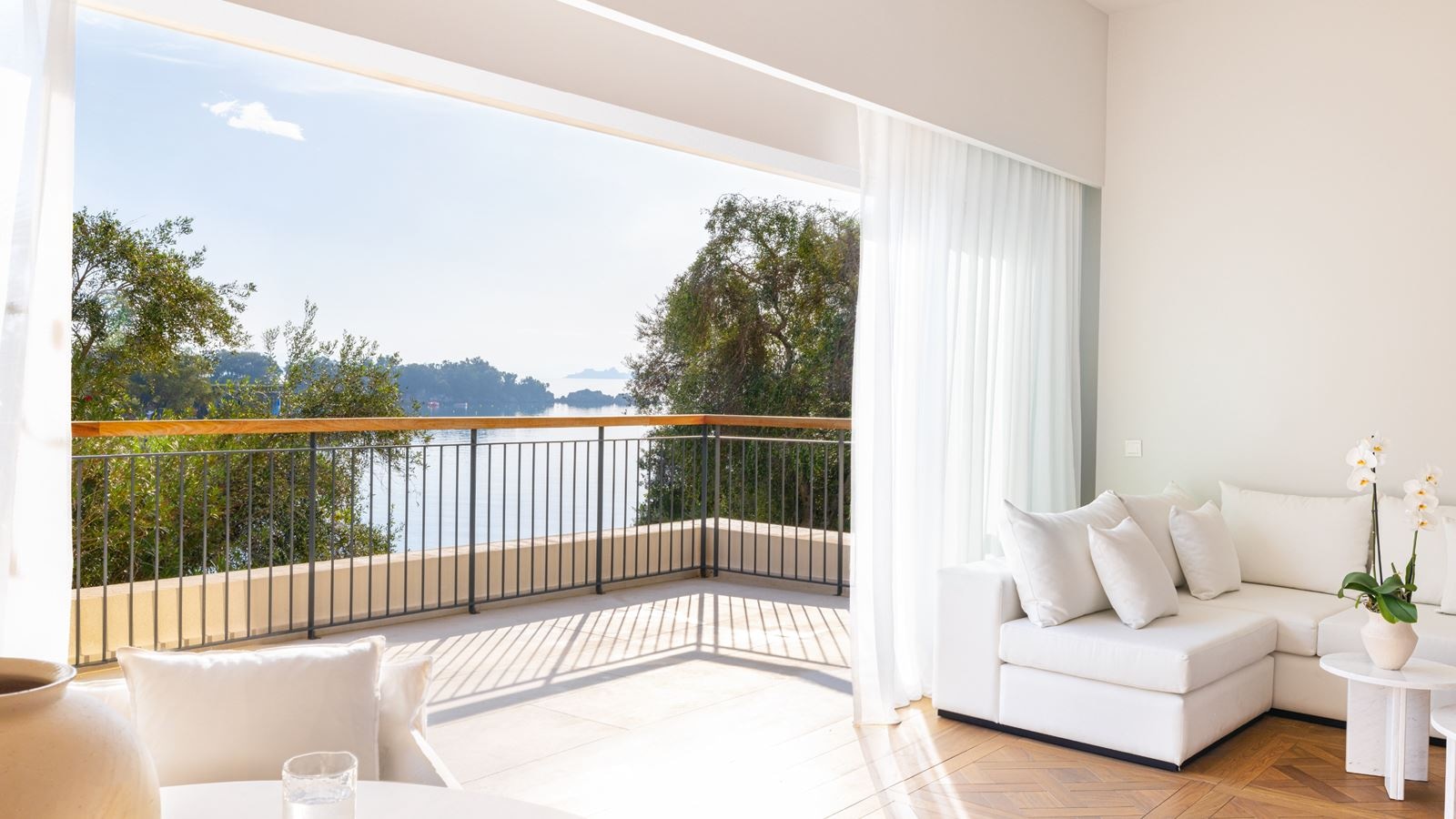 rooms-6bedroom-beachfront-villa-private-pools