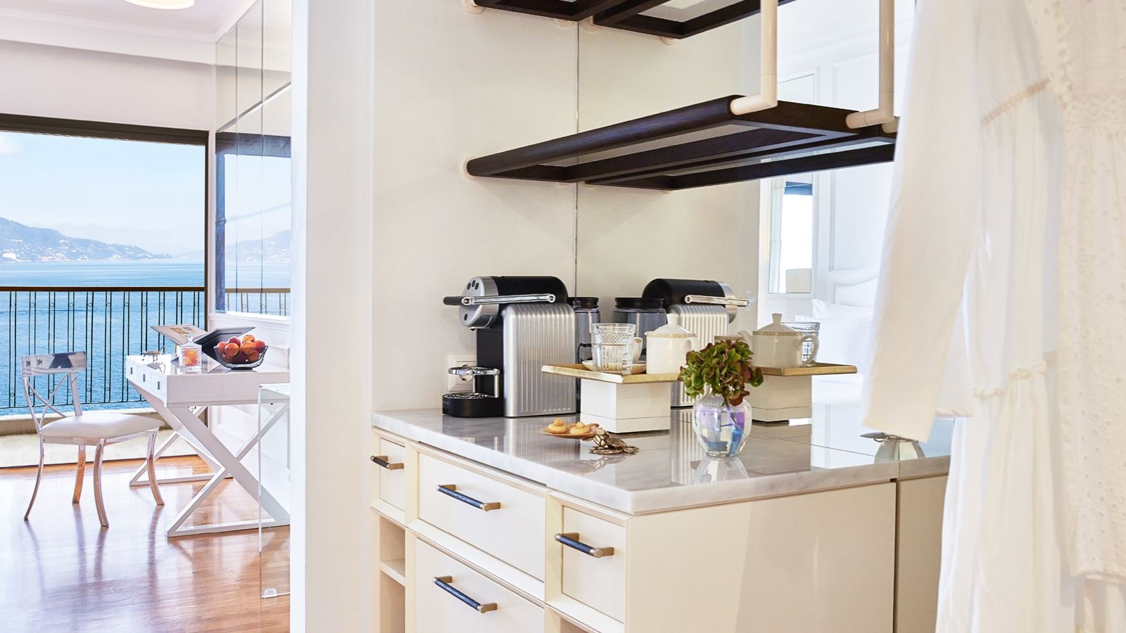 rooms-cruise-guestroom-sea-view