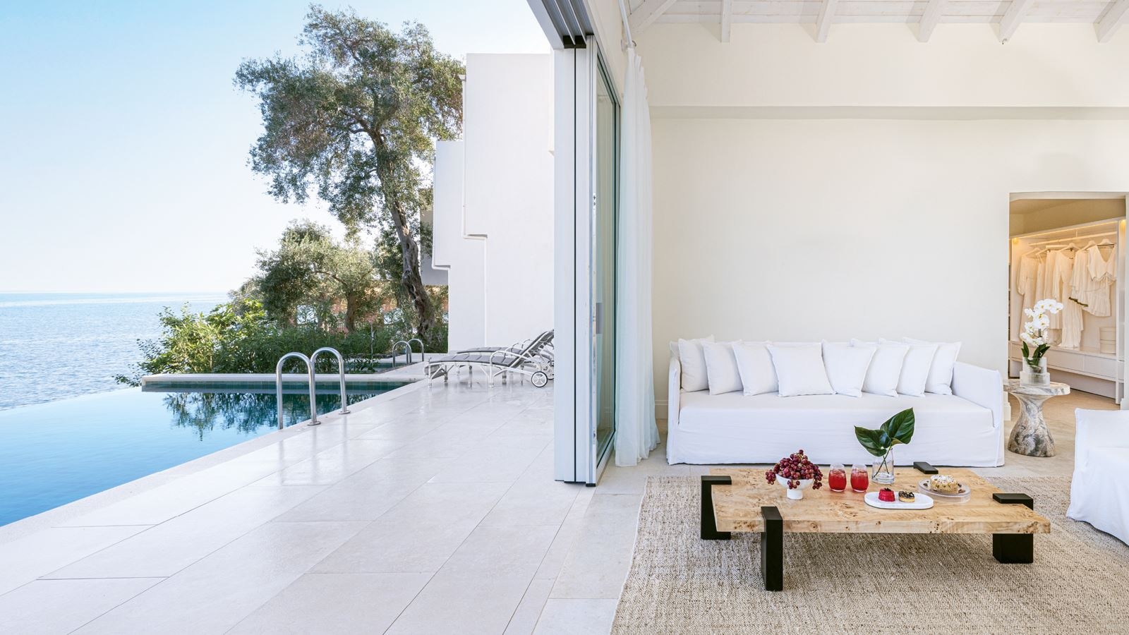 rooms-palazzo-di-lago-private-pool-on-the-rocs