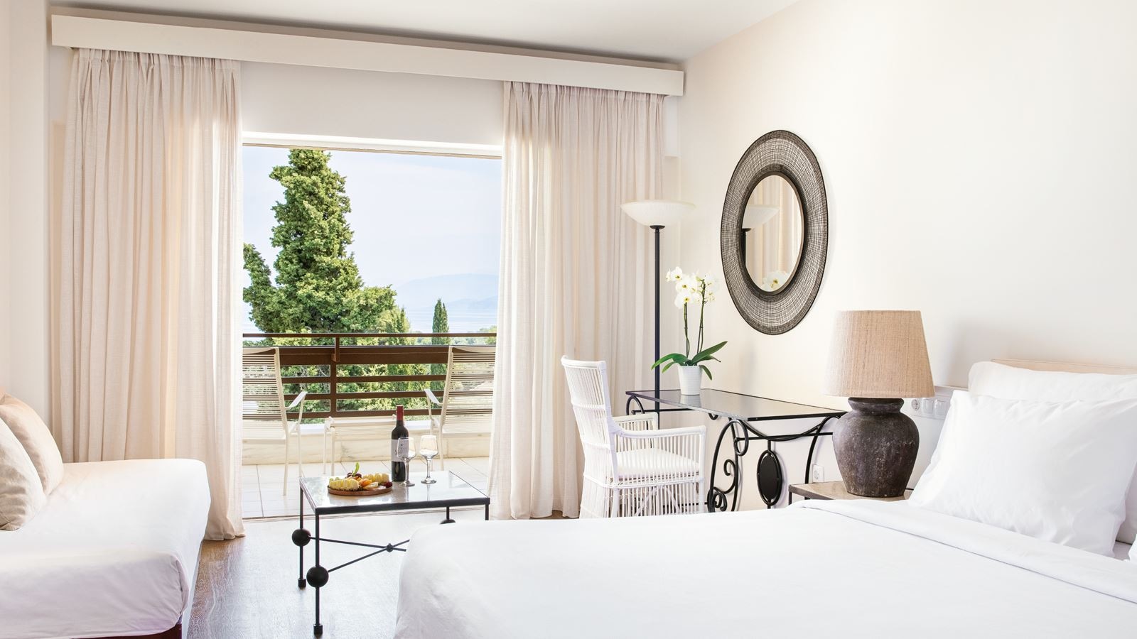 rooms-room-superior-sea-view-private-balcony