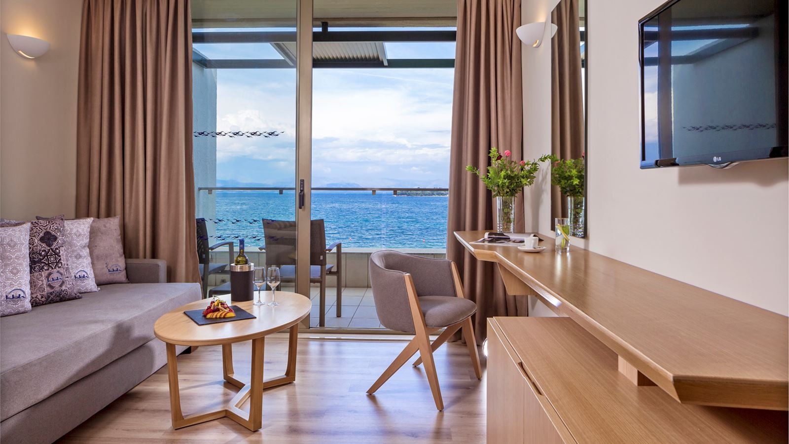 rooms-double-main-building-or-bungalow-sea-front