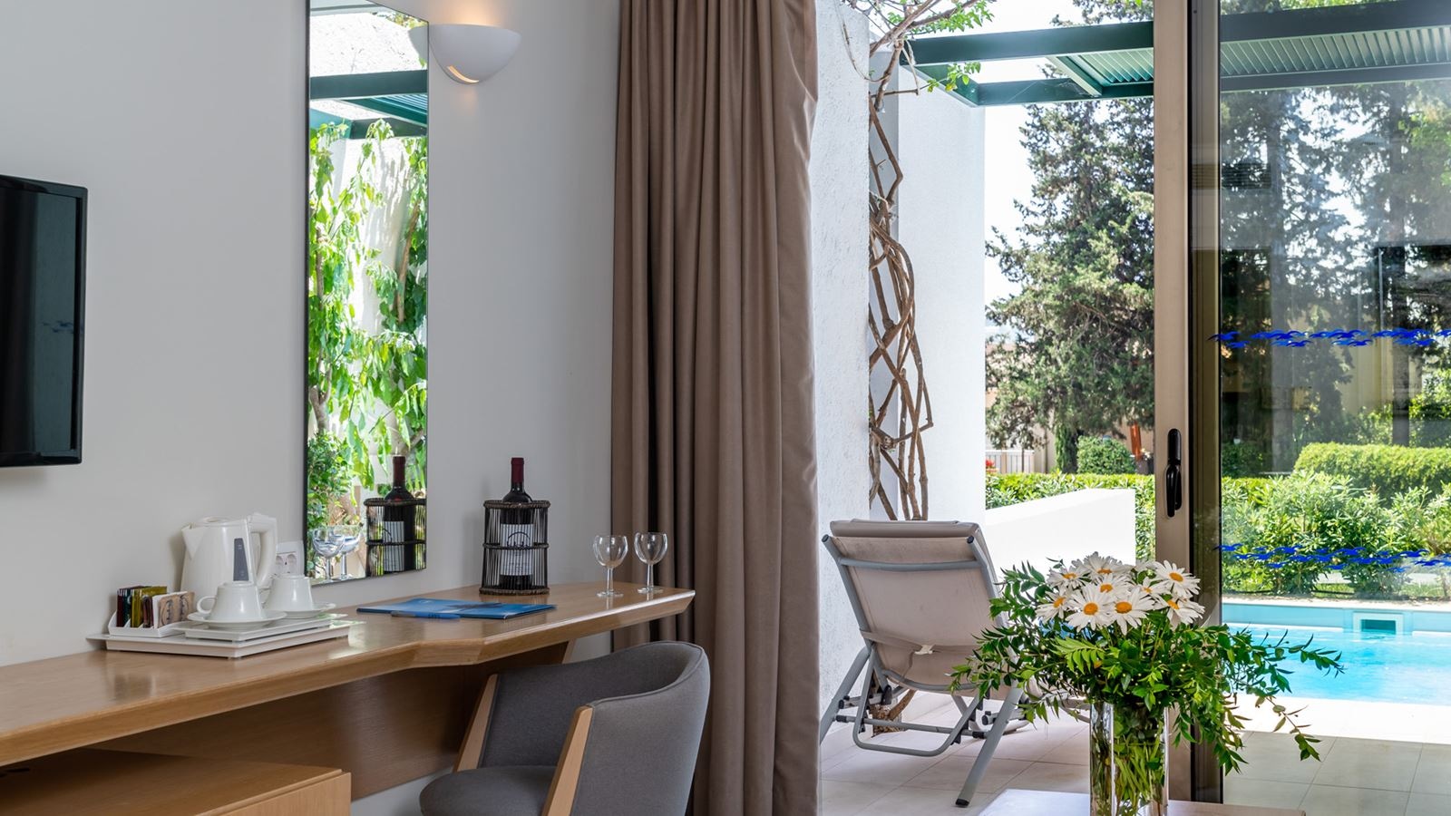 rooms-single-main-building-or-bungalow-garden-view-private-pool