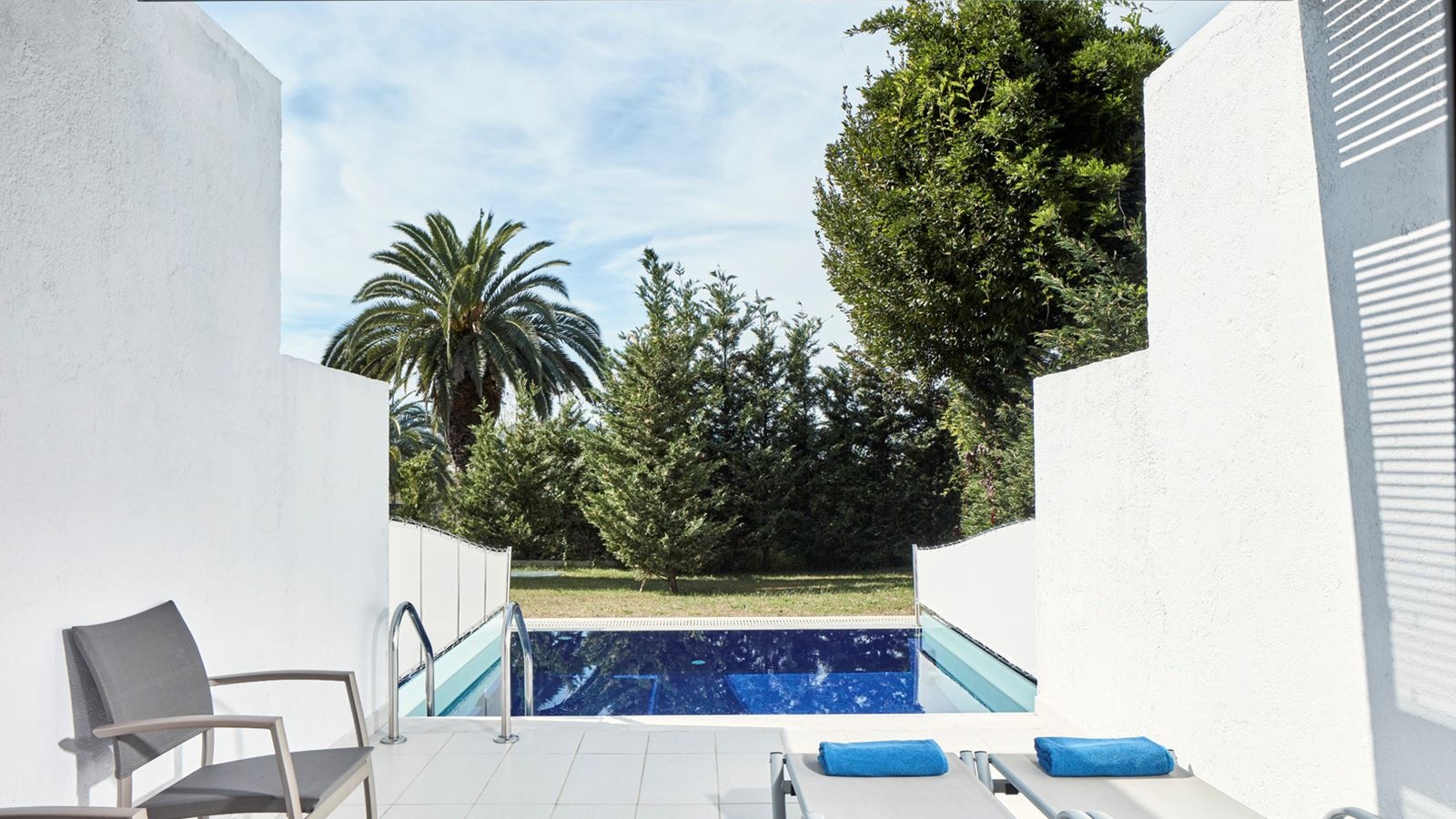 rooms-single-main-building-or-bungalow-garden-view-private-pool