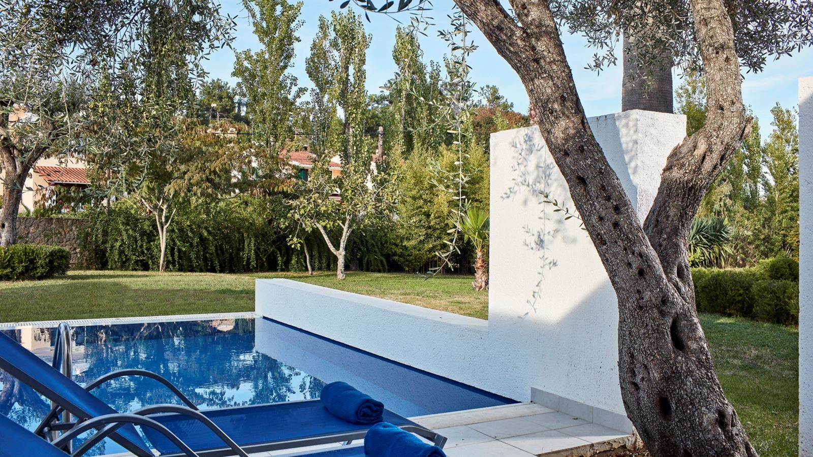 rooms-single-main-building-or-bungalow-garden-view-private-pool