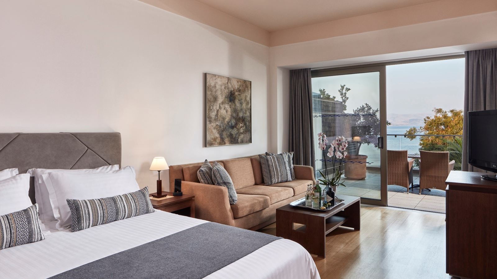 rooms-deluxe-1-bedroom-suite-sea-view-main-building