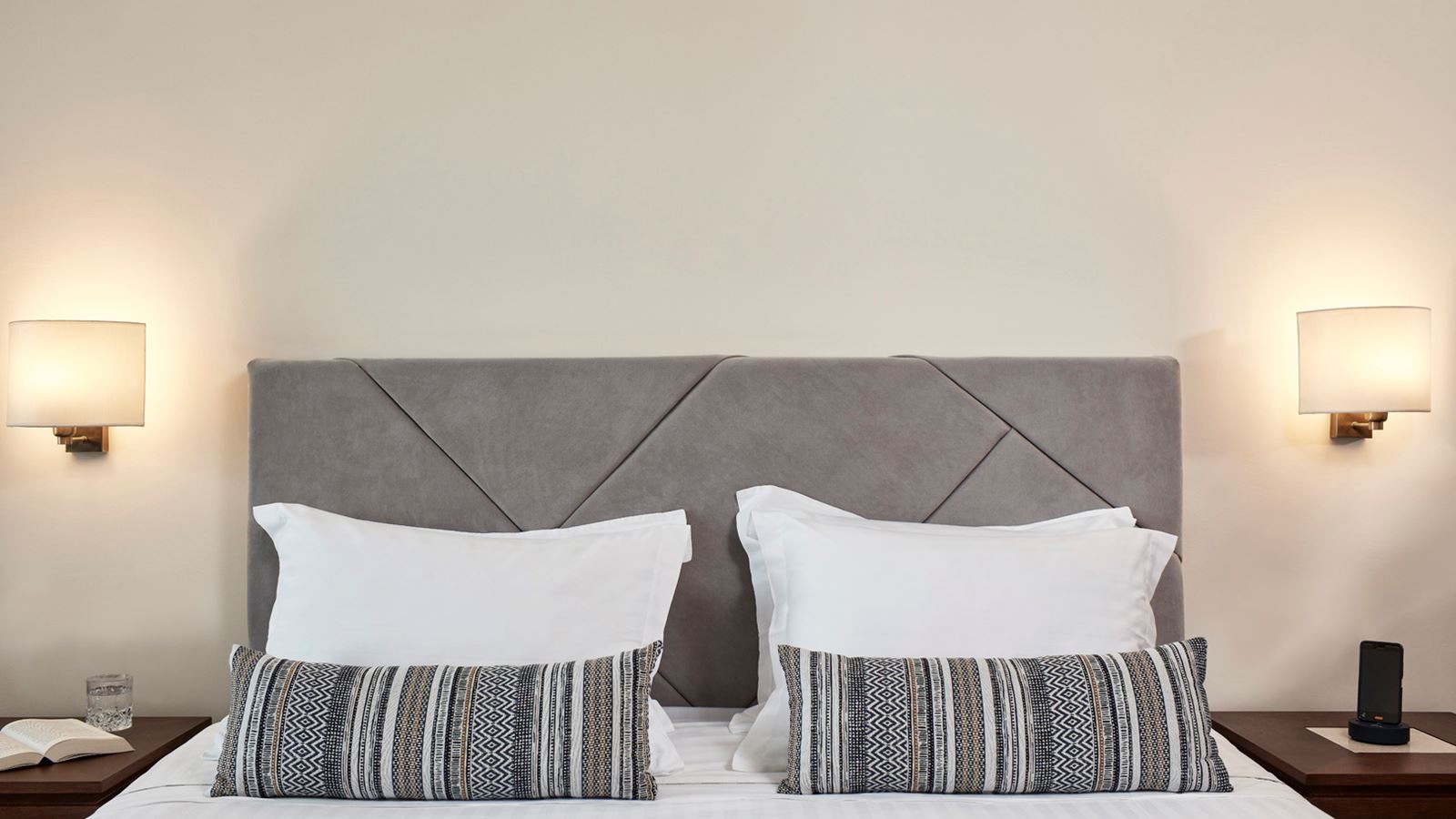 rooms-junior-suite-bungalow-sea-front-with-private-pool