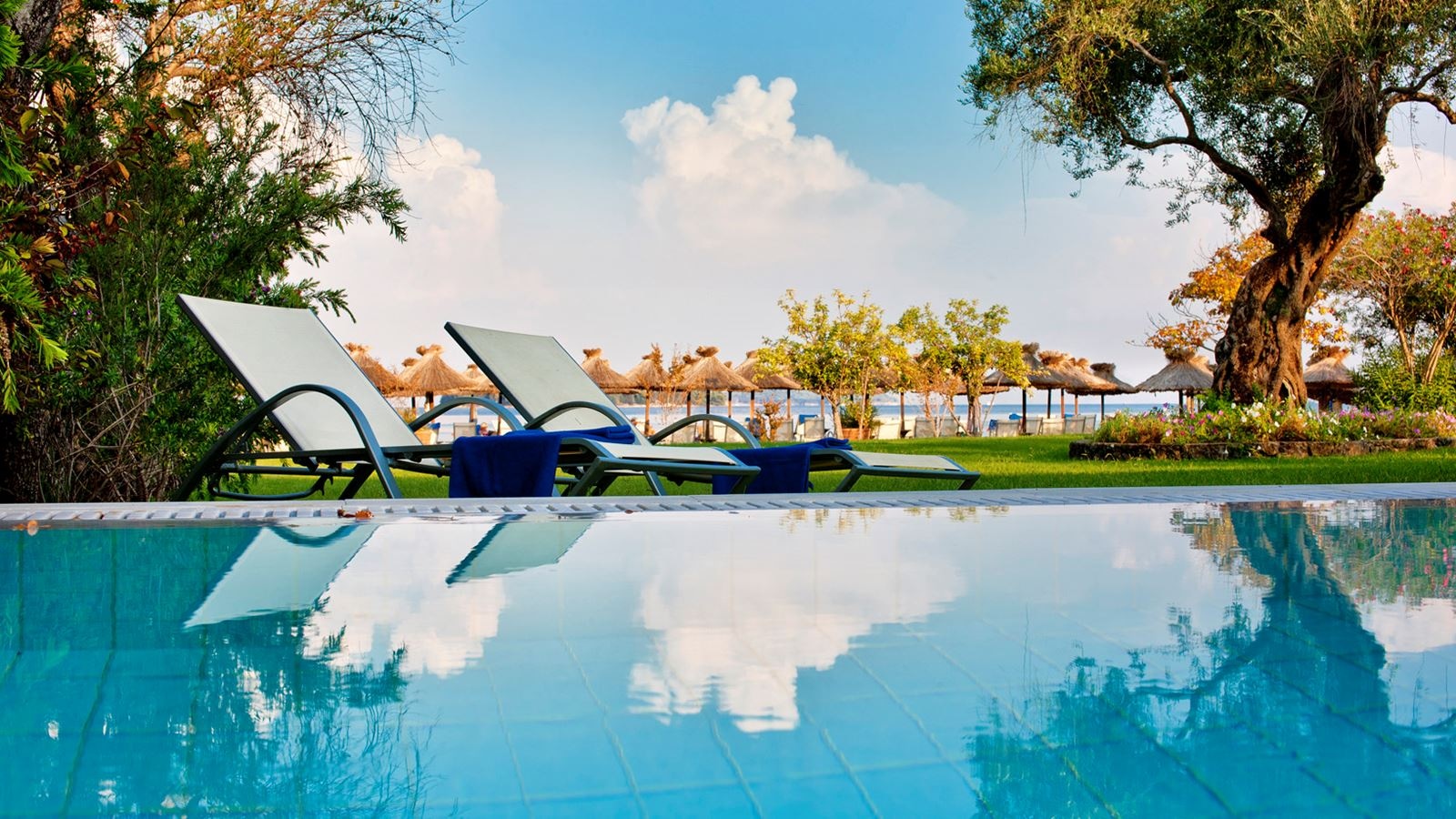 rooms-executive-1-bedroom-suite-bungalow-sea-front-with-private-pool