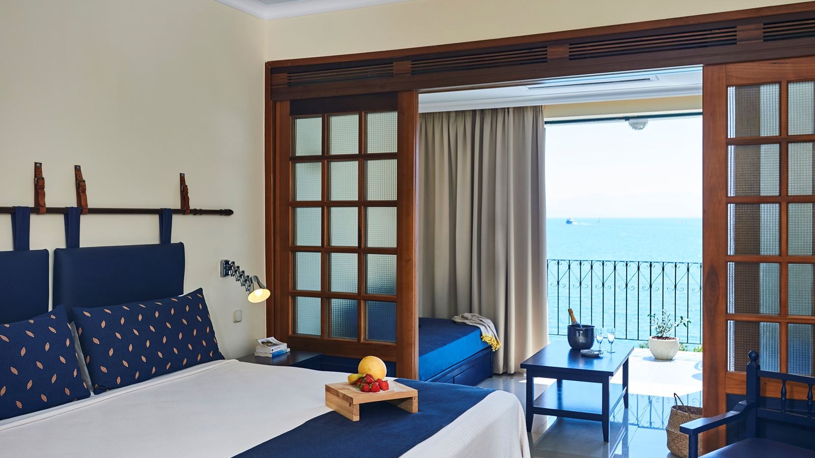 rooms-family-deluxe-front-sea-view