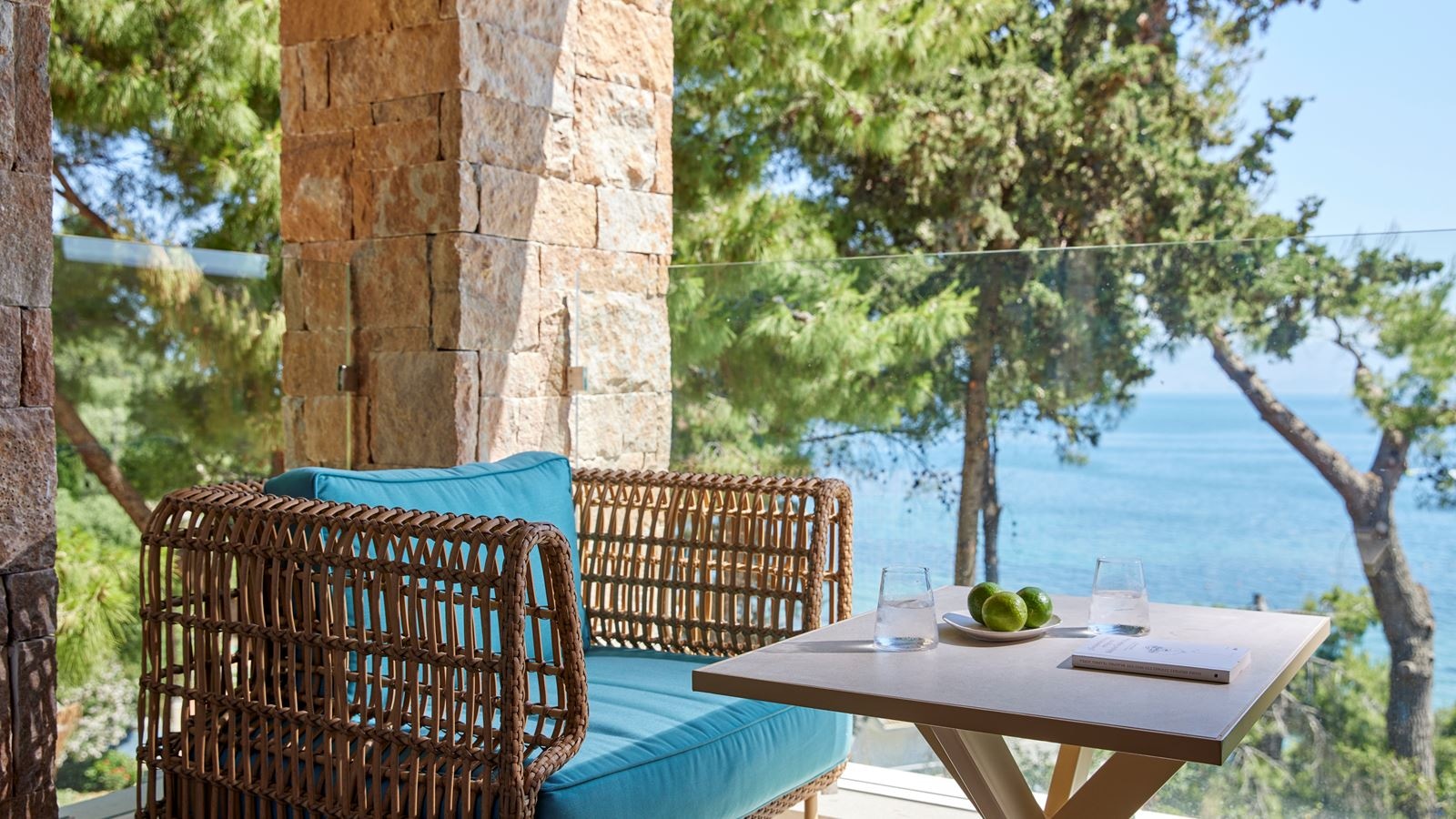 rooms-deluxe-bungalow-room-sea-view