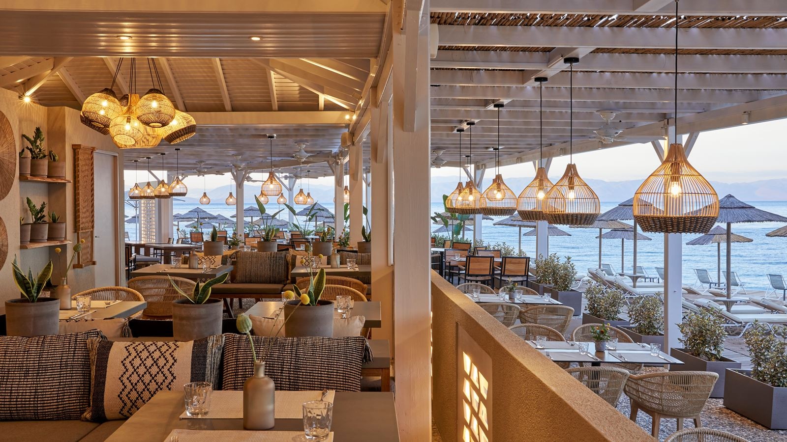 restaurants-deck-bar--grill