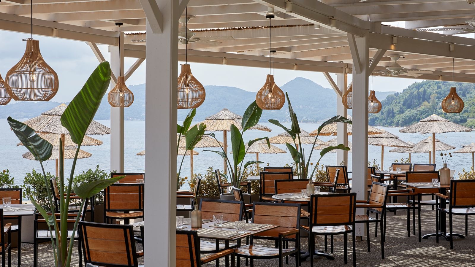 restaurants-deck-bar--grill