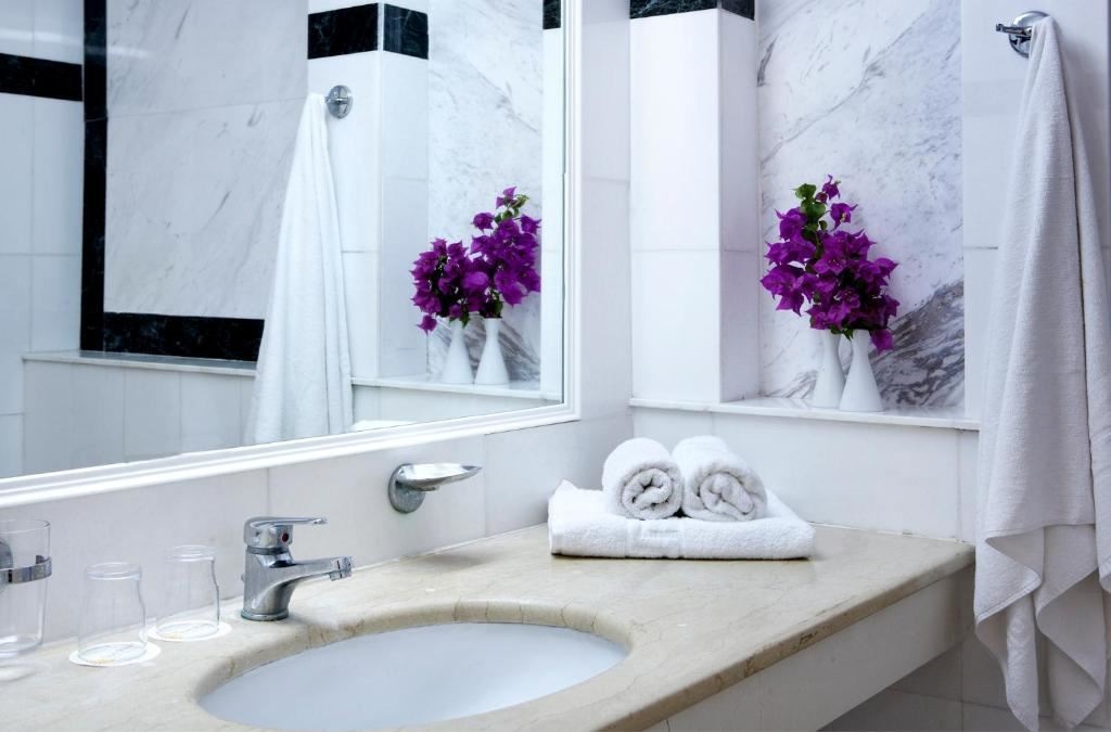 rooms-junior-suite-pool-front