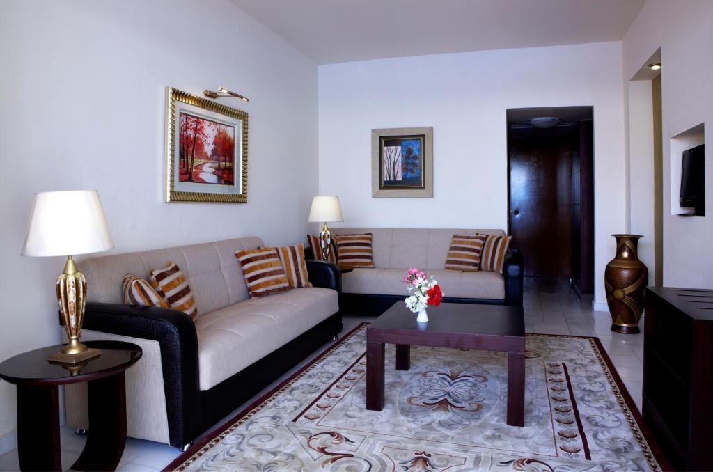 rooms-suite-pool-front