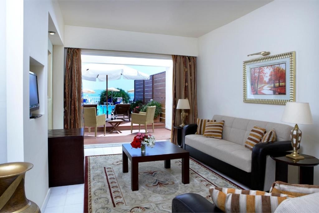 rooms-suite-pool-front