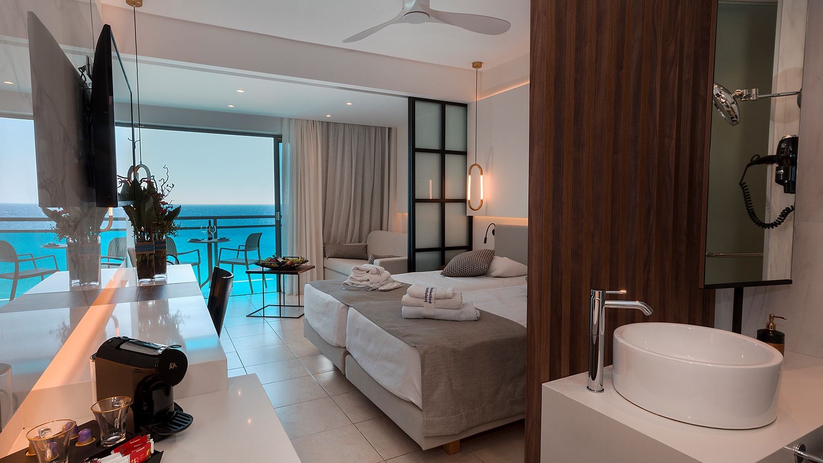 rooms-deluxe-double-sea-view-balcony