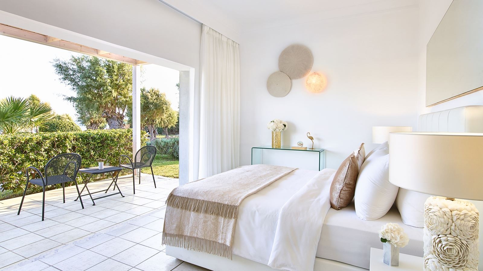 rooms-lux-me-family-bungalow-poolside