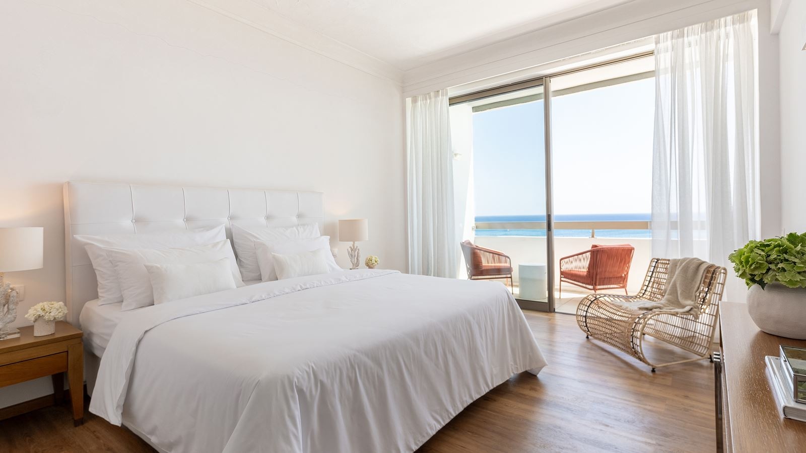 rooms-lux-me-superior-guestroom-sea-view
