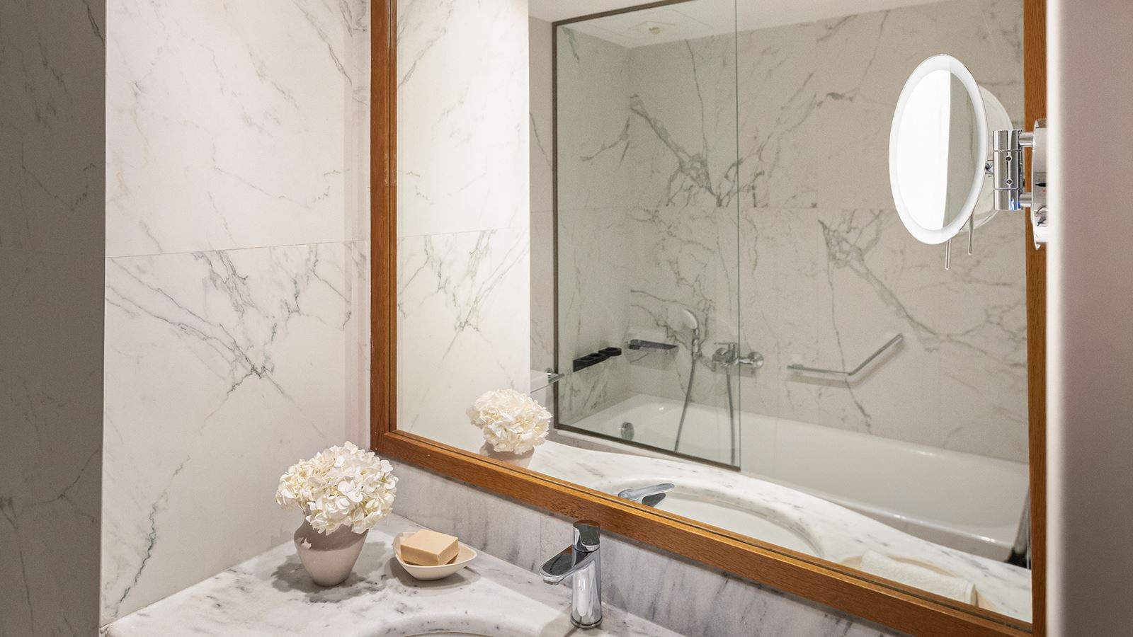 rooms-premier-family-guestroom-inland-view