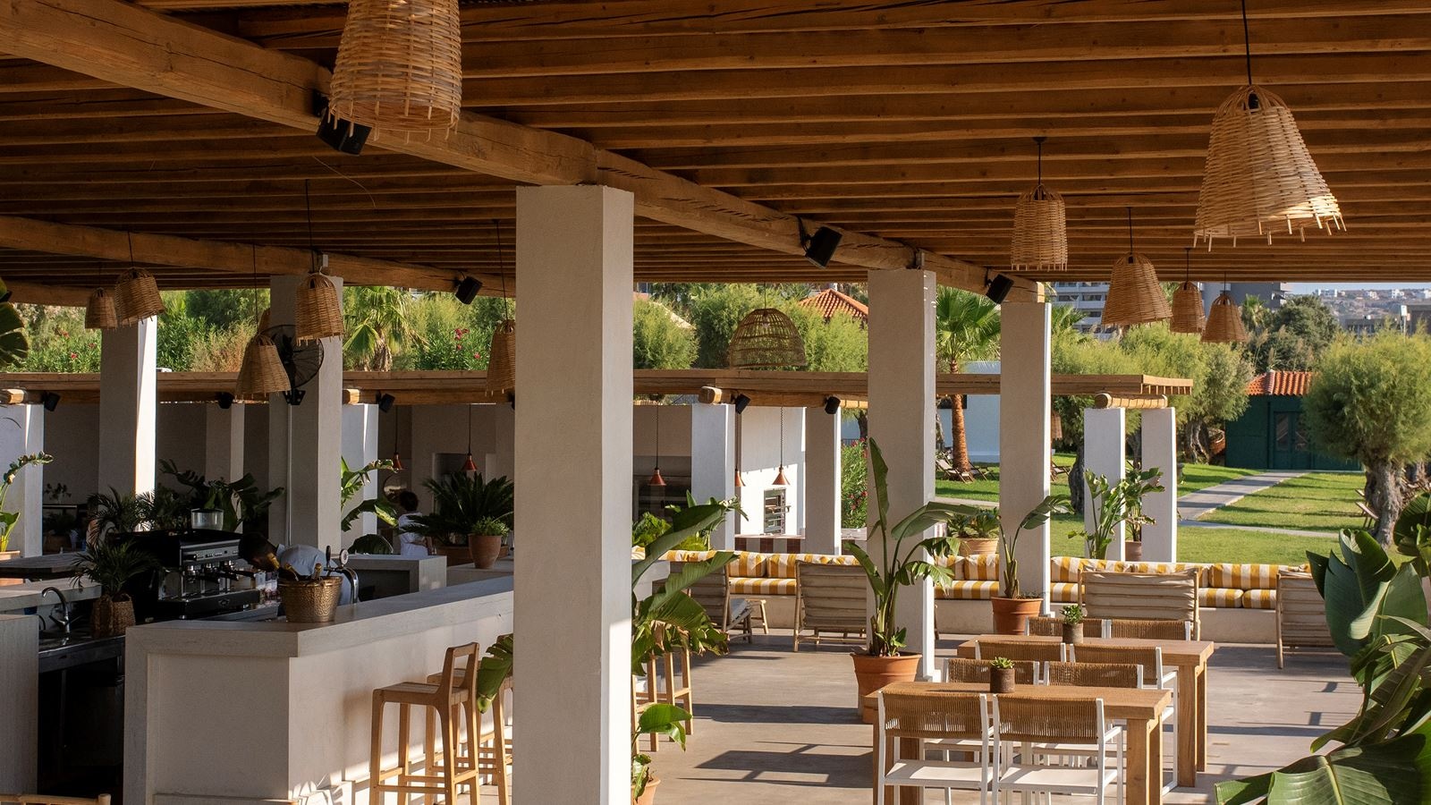 restaurants-beach-bar