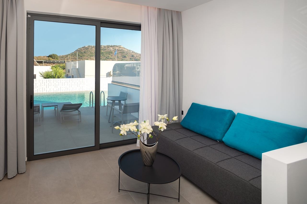 rooms-suite-sharing-pool