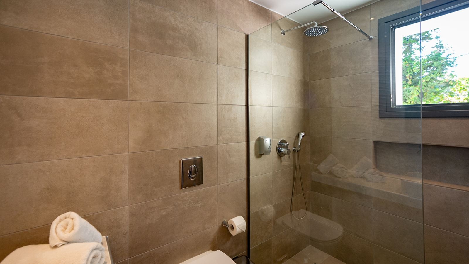 rooms-suite-sharing-pool