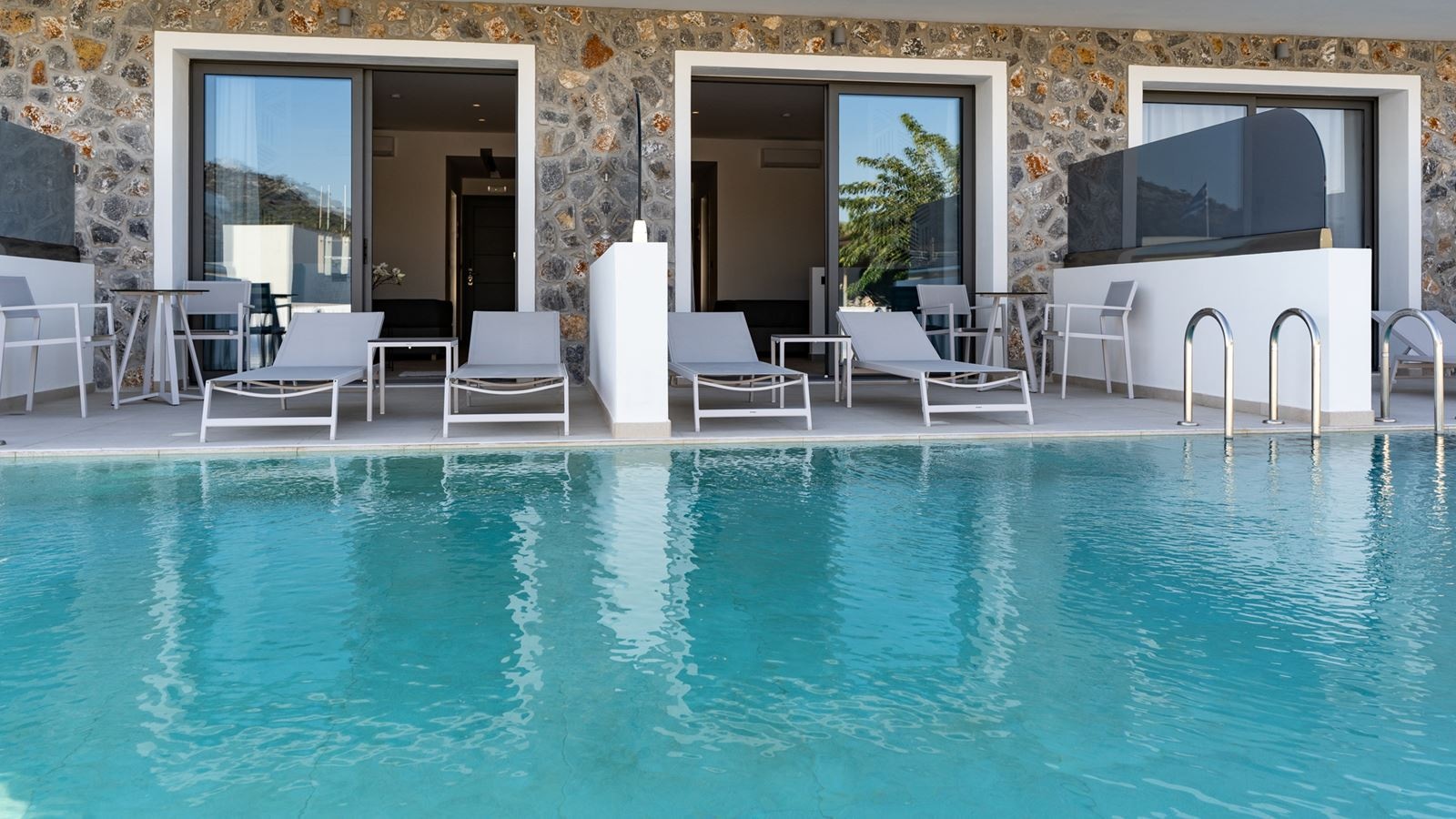 rooms-suite-sharing-pool