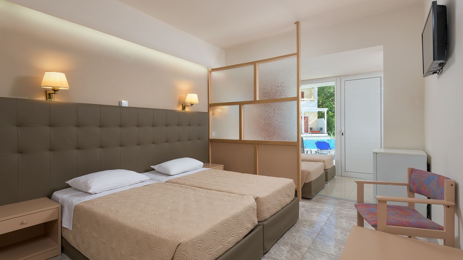 rooms-family-room-balcony