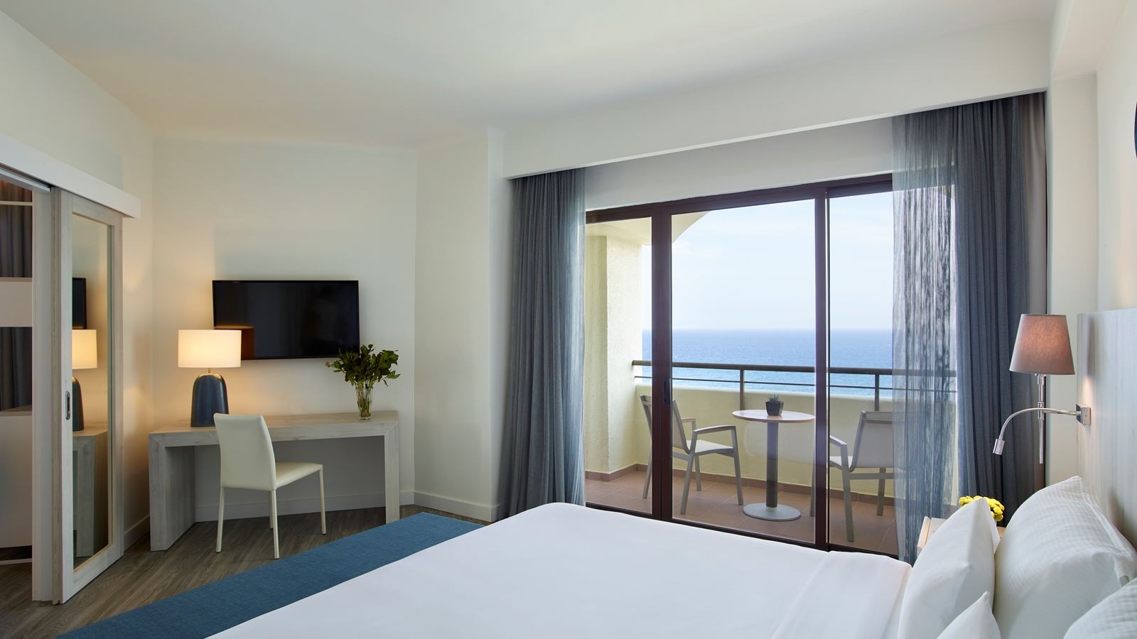 rooms-suite-junior-sea-view-balcony