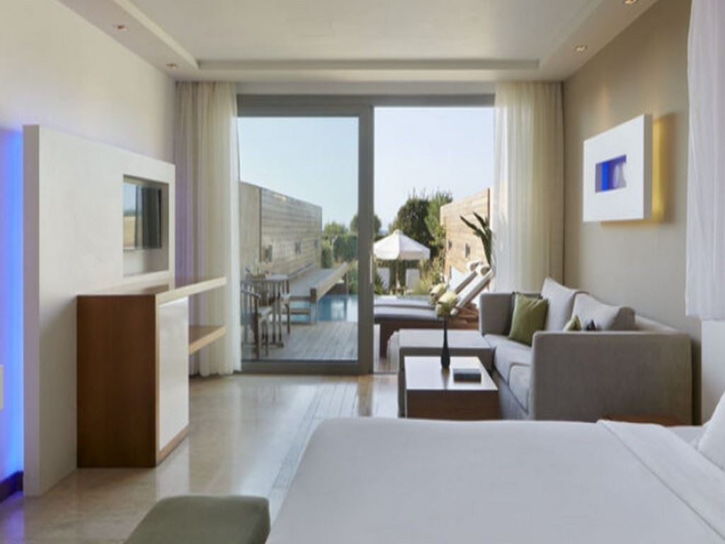 rooms-amus-suite-private-pool-balcony-land-view