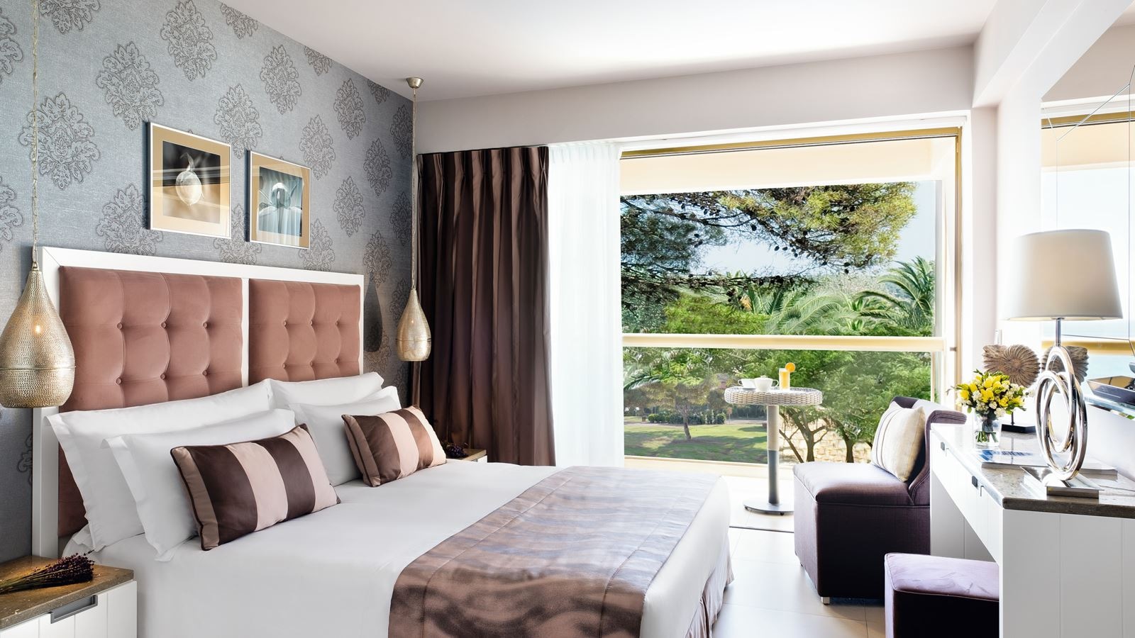 rooms-family-room-garden-view