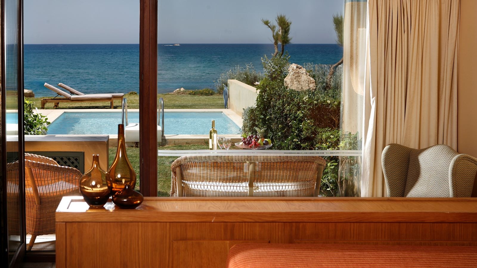 rooms-villa-2-bedrooms-beachfront-private-pool-mythica