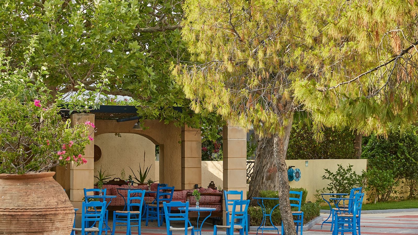 bars-kafenion-the-beautiful-hellas