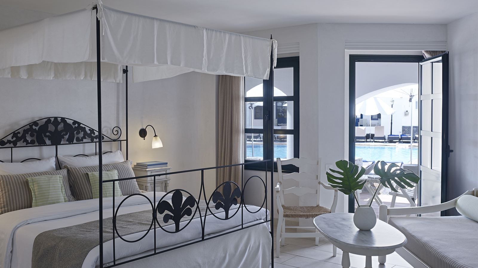 rooms-room-deluxe-pool-front