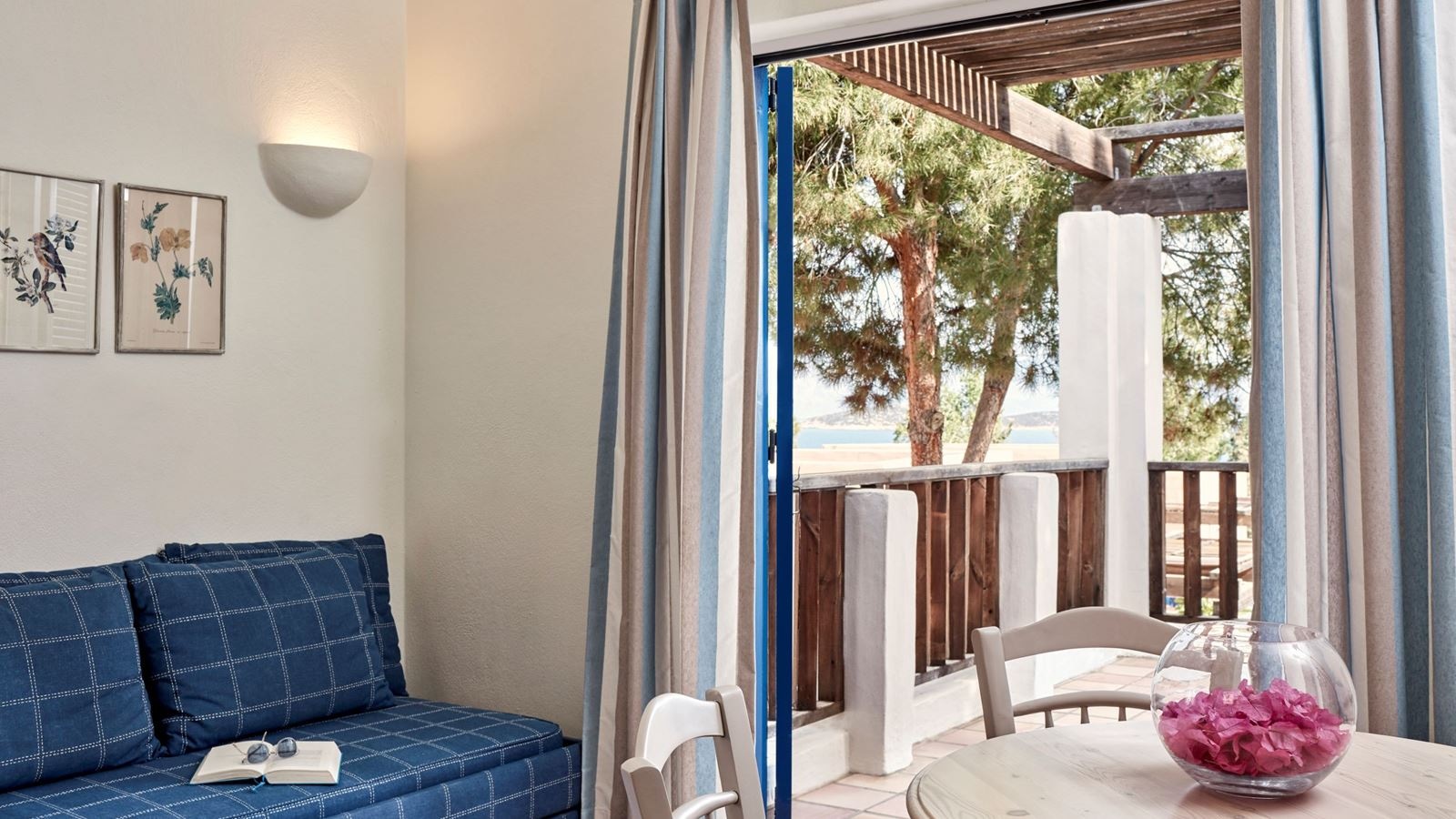 rooms-1-bedroom-family-apartment-side-sea-view