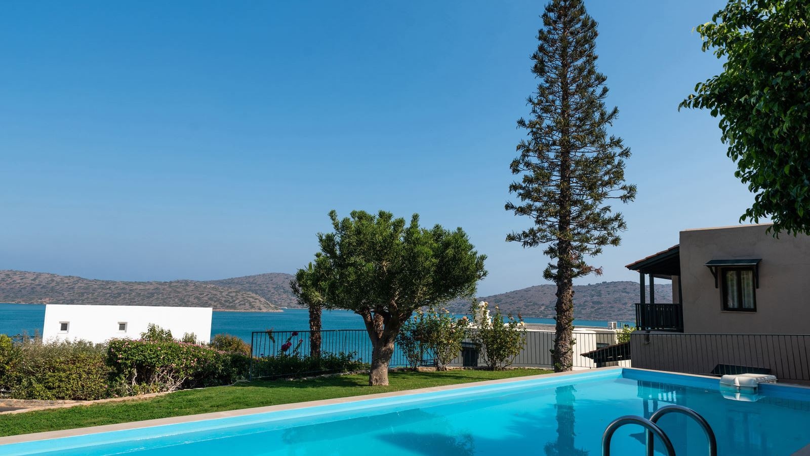 rooms-bungalow-sharing-pool-garden-view