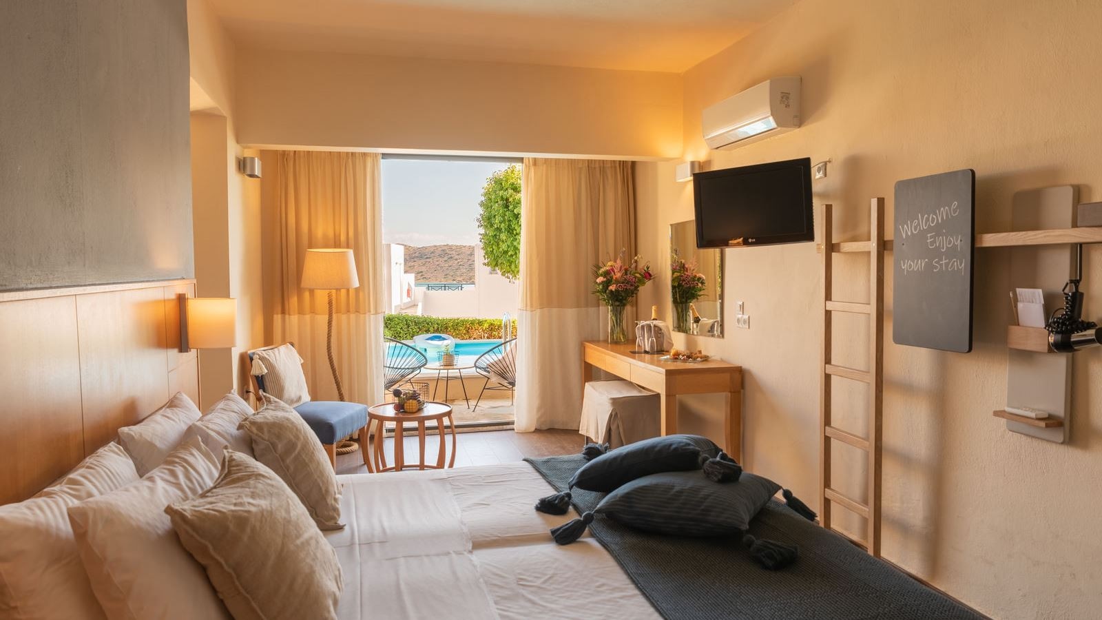 rooms-junior-suite-private-pool-sea-view