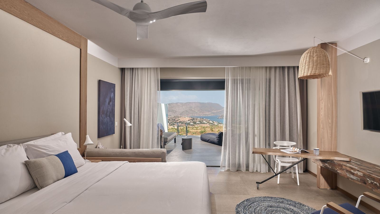 rooms-premium-suite-sharing-pool-sea-view