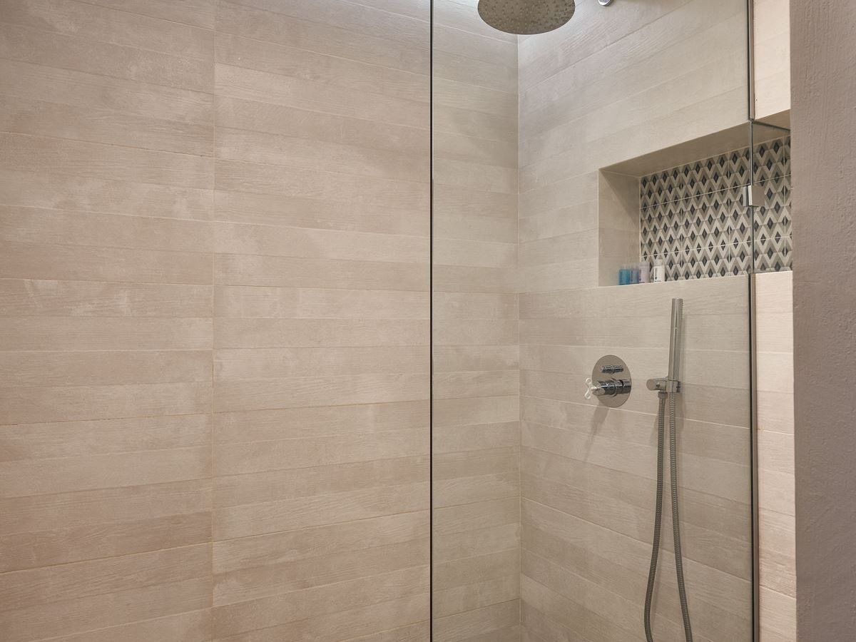 rooms-premium-suite-sharing-pool-sea-view