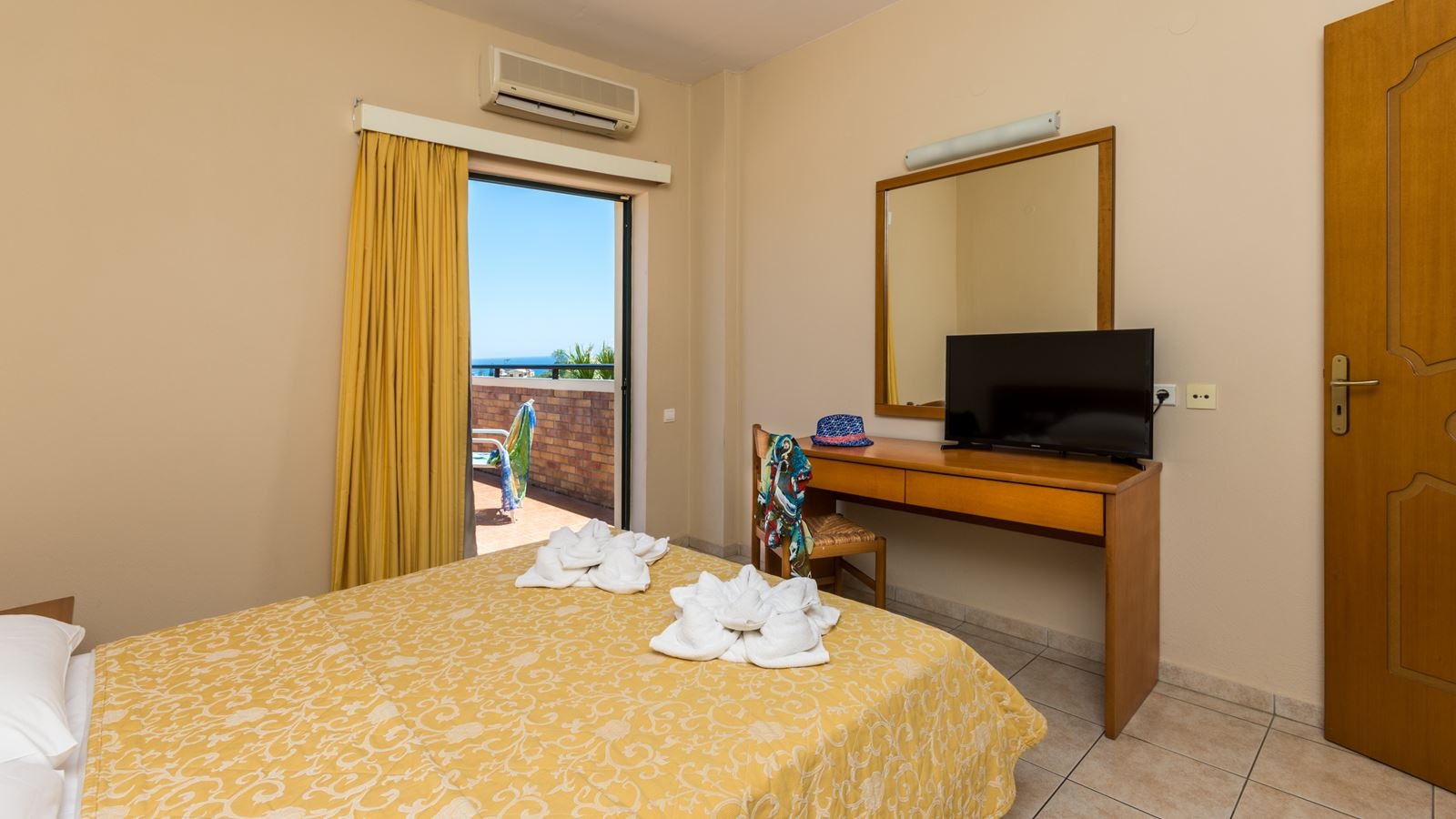 rooms-apartment-one-bedroom-with-sea-view