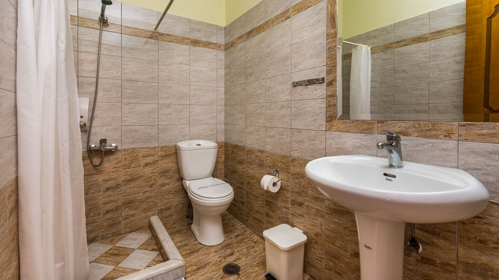 rooms-maisonette-with-garden-or-land-view