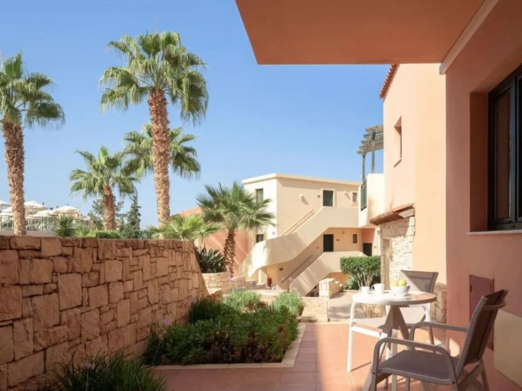 rooms-studio-with-garden-or-land-view