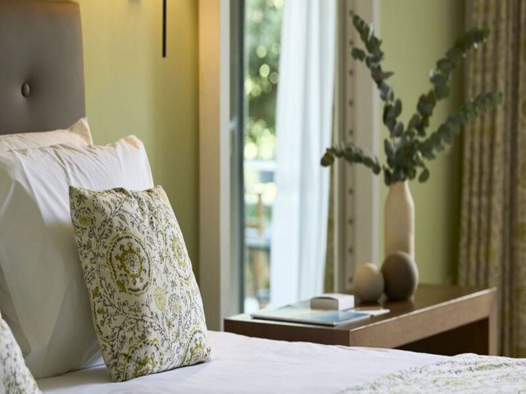 rooms-double-room-main-duilding-garden-view